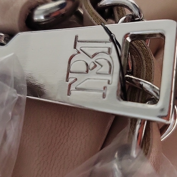 NWT Badgley Mischka Elegant Quilted Vegan Leather Tan Crossbody/Camera   Bag - Picture 9 of 16